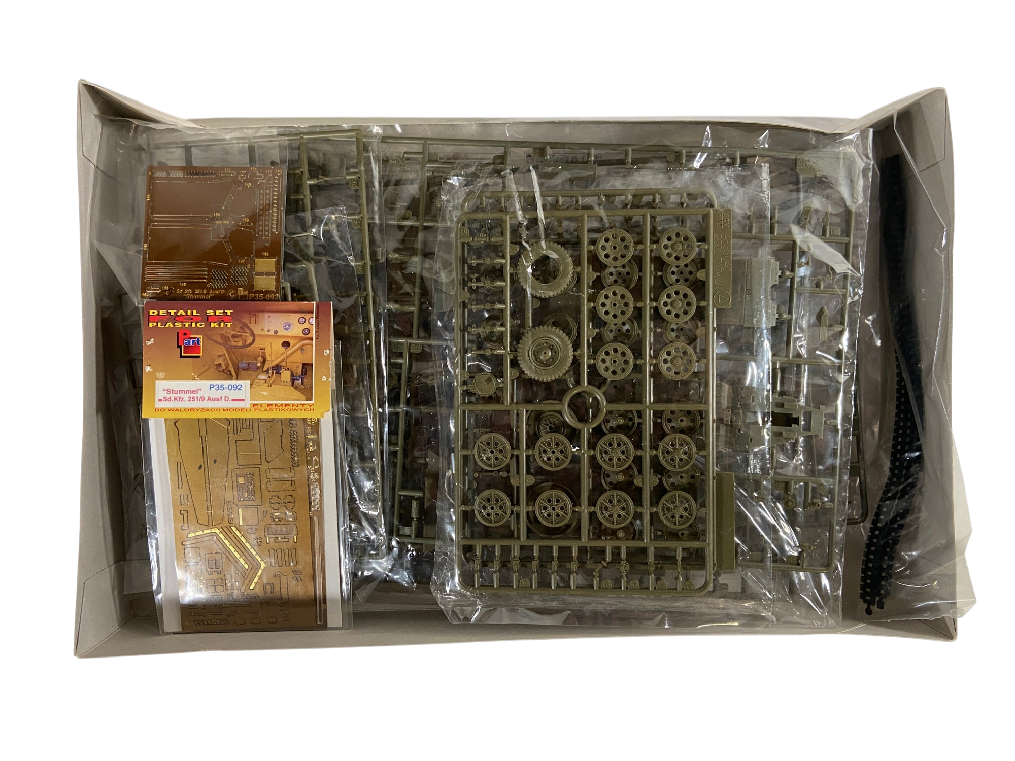 AFV Club 1:35 German Sd.Kfz. 251/9 Ausf. D Kanonenwagen, Late Version incl. extra PE set AF35068