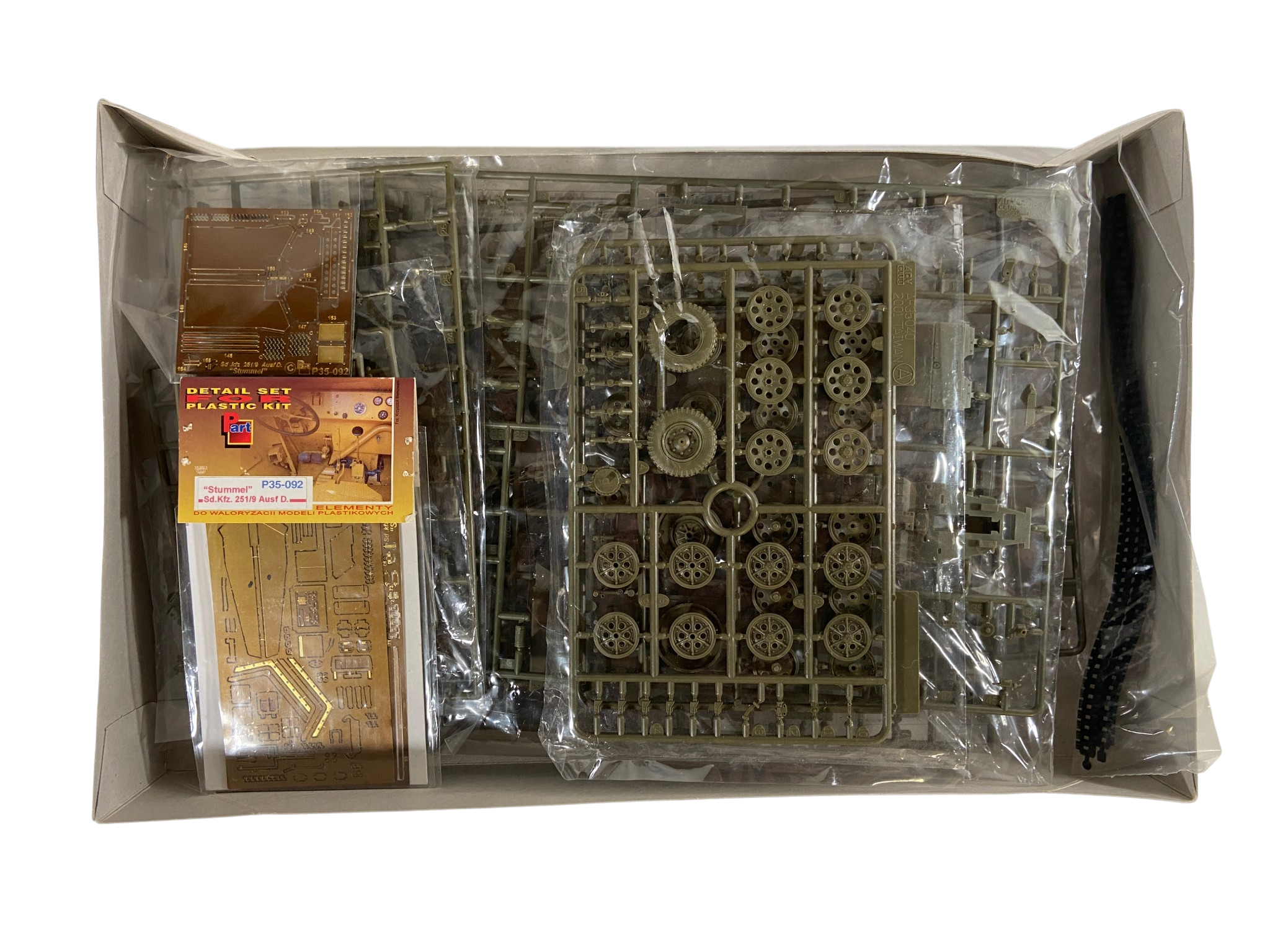 AFV Club 1:35 German Sd.Kfz. 251/9 Ausf. D Kanonenwagen, Late Version incl. extra PE set AF35068