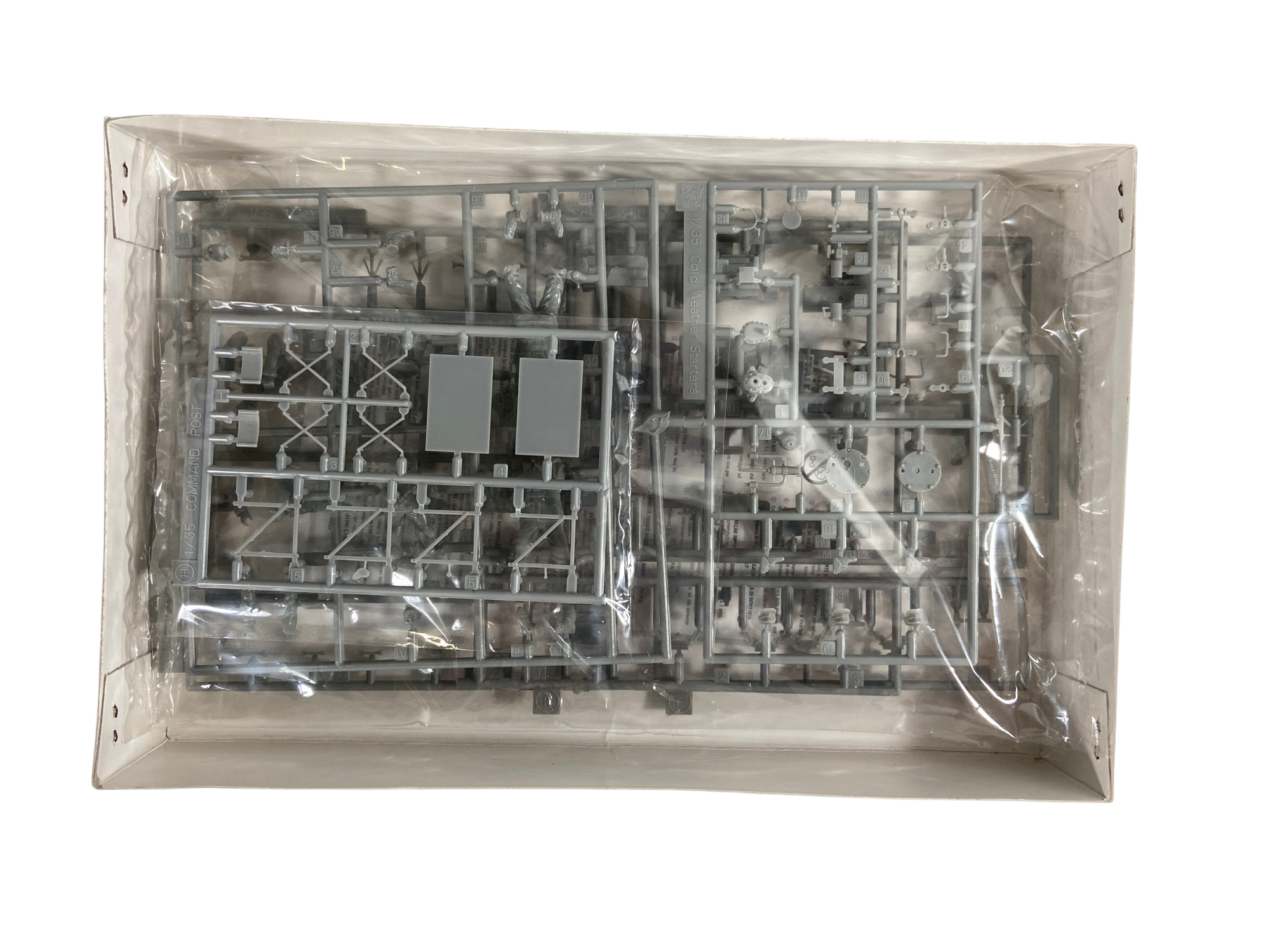 Dragon 1:35 Sd. Kfz. 250 Engine w/Mechanics 6112