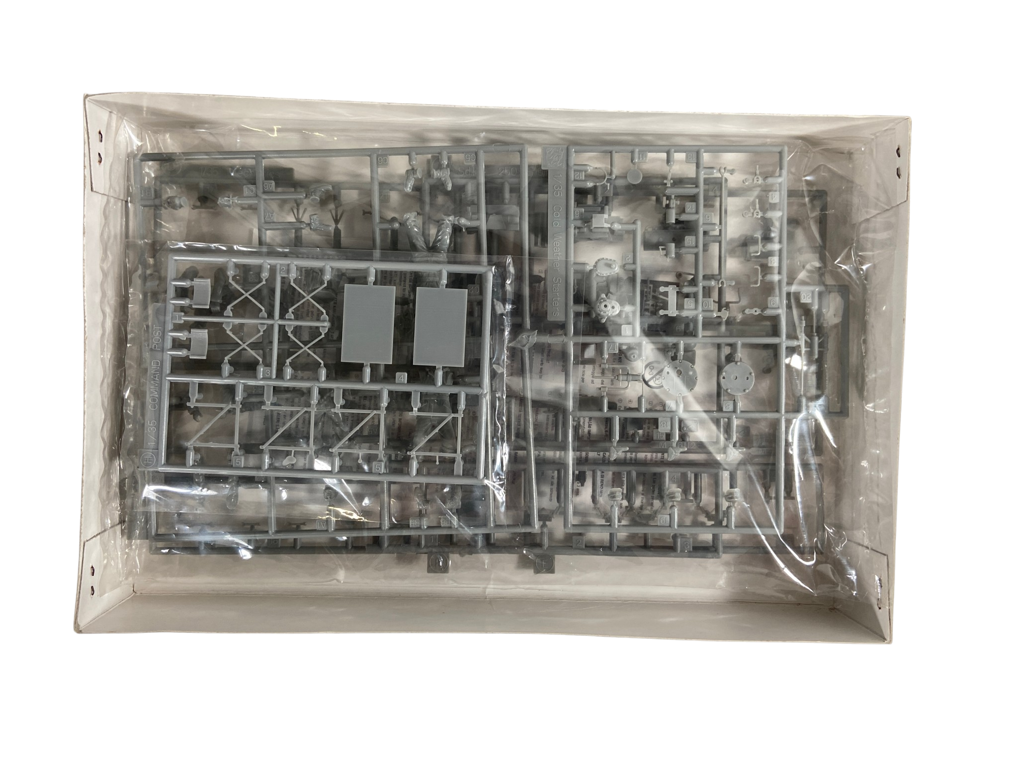 Dragon 1:35 Sd. Kfz. 250 Engine w/Mechanics 6112