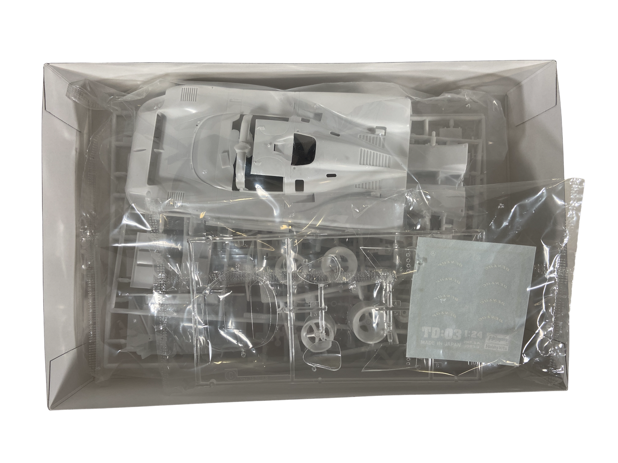 Hasegawa 1:24 Jaguar XJR-9 IMSA
"Daytona 24 Hour Winner 1988"