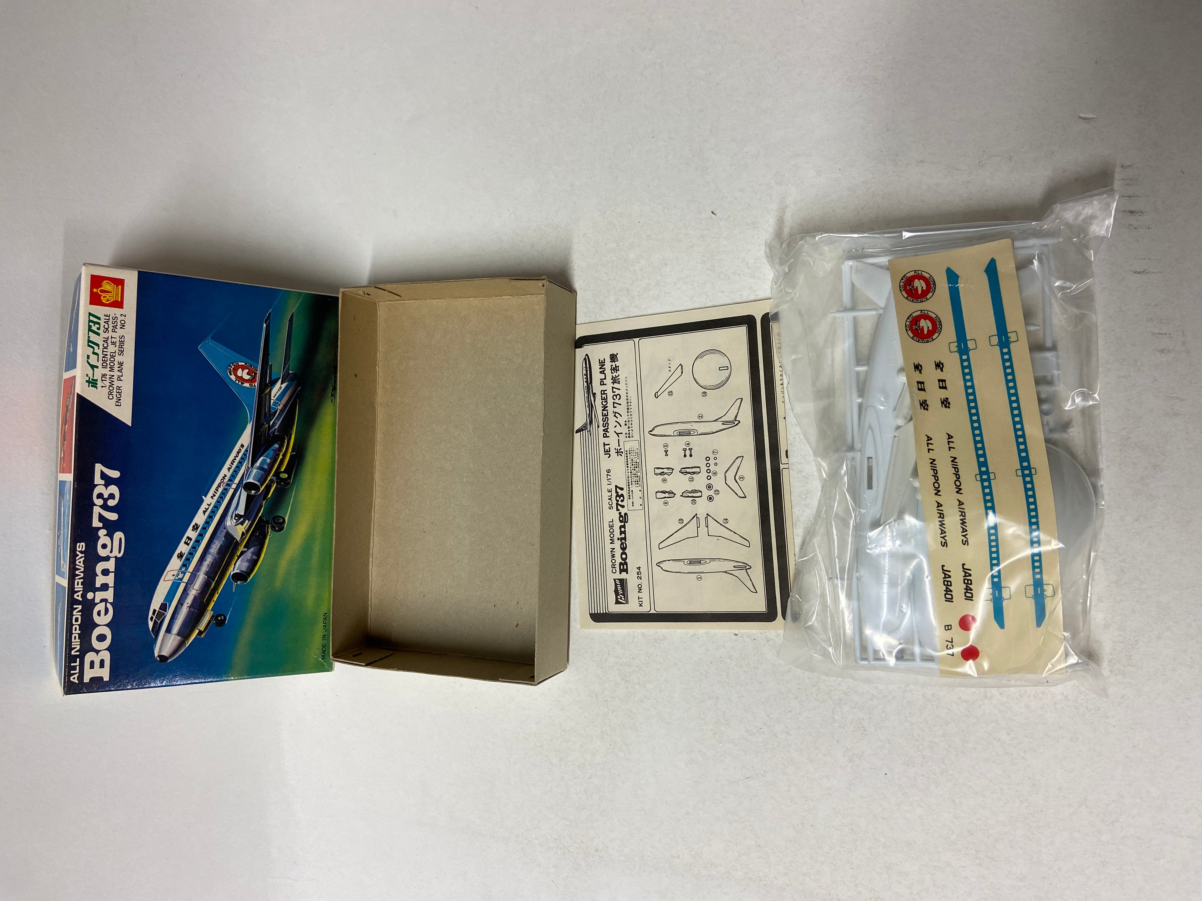 Crown Model 1:176 All Nippon Airways Boeing 737 2