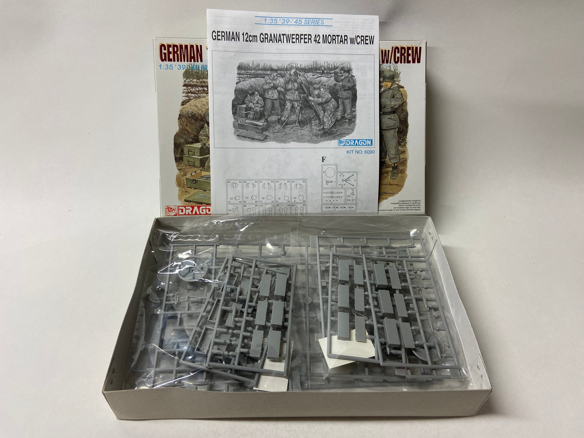 2x German 12cm Granatwerfer 42 Mortar w/Crew (2 kits in doos)