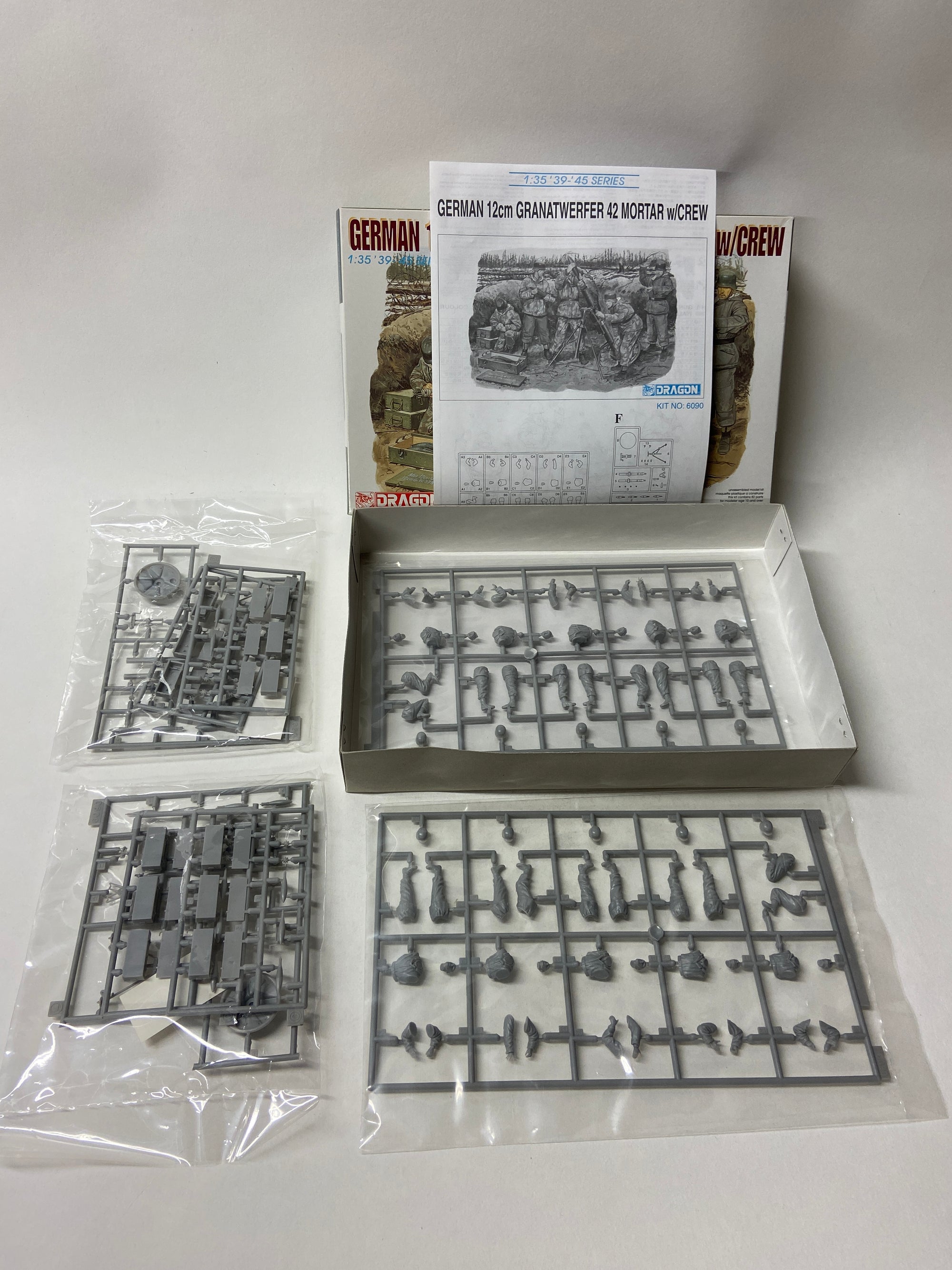 2x German 12cm Granatwerfer 42 Mortar w/Crew (2 kits in doos)