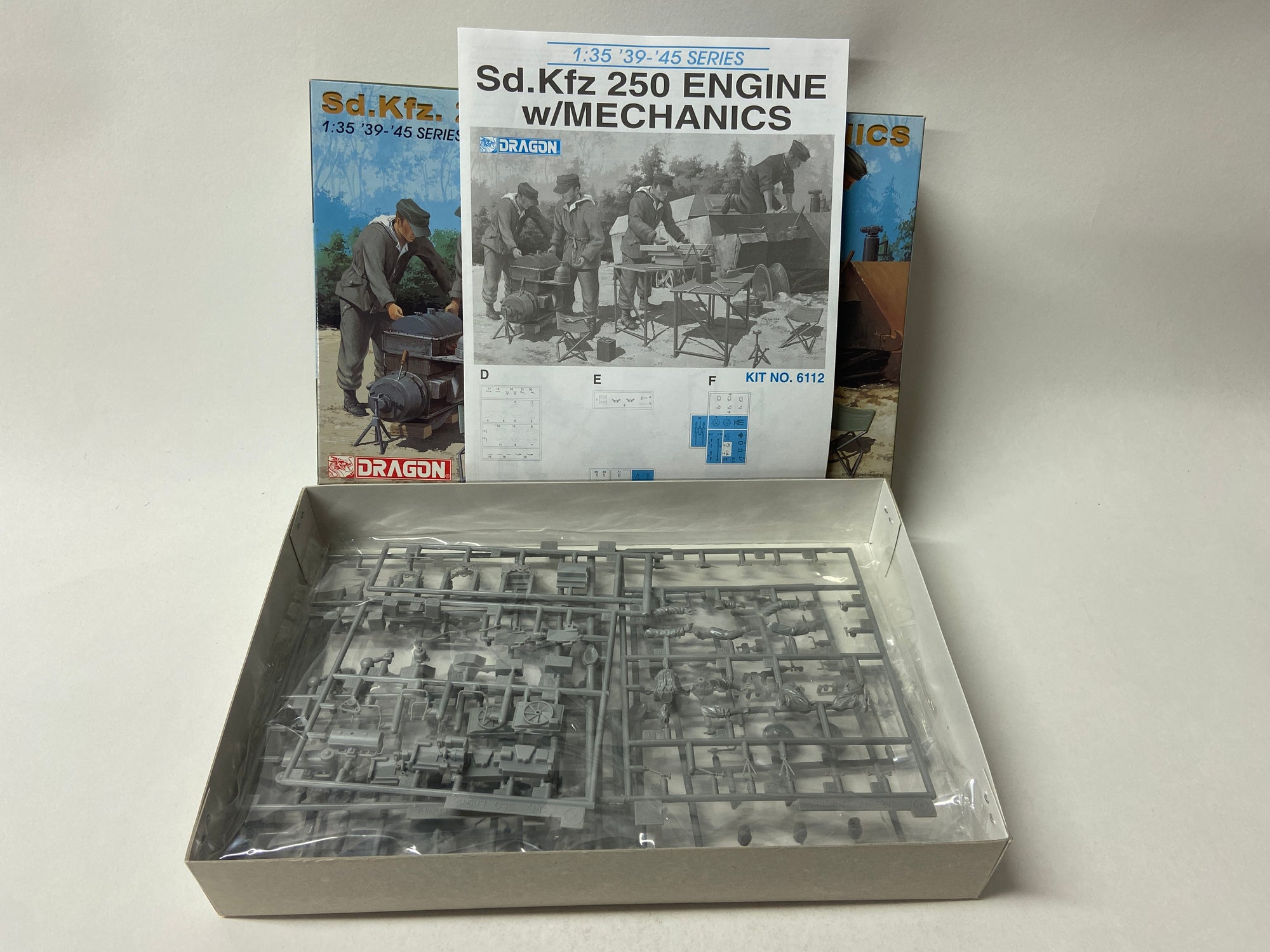 Sd. Kfz. 250 Engine w/Mechanics