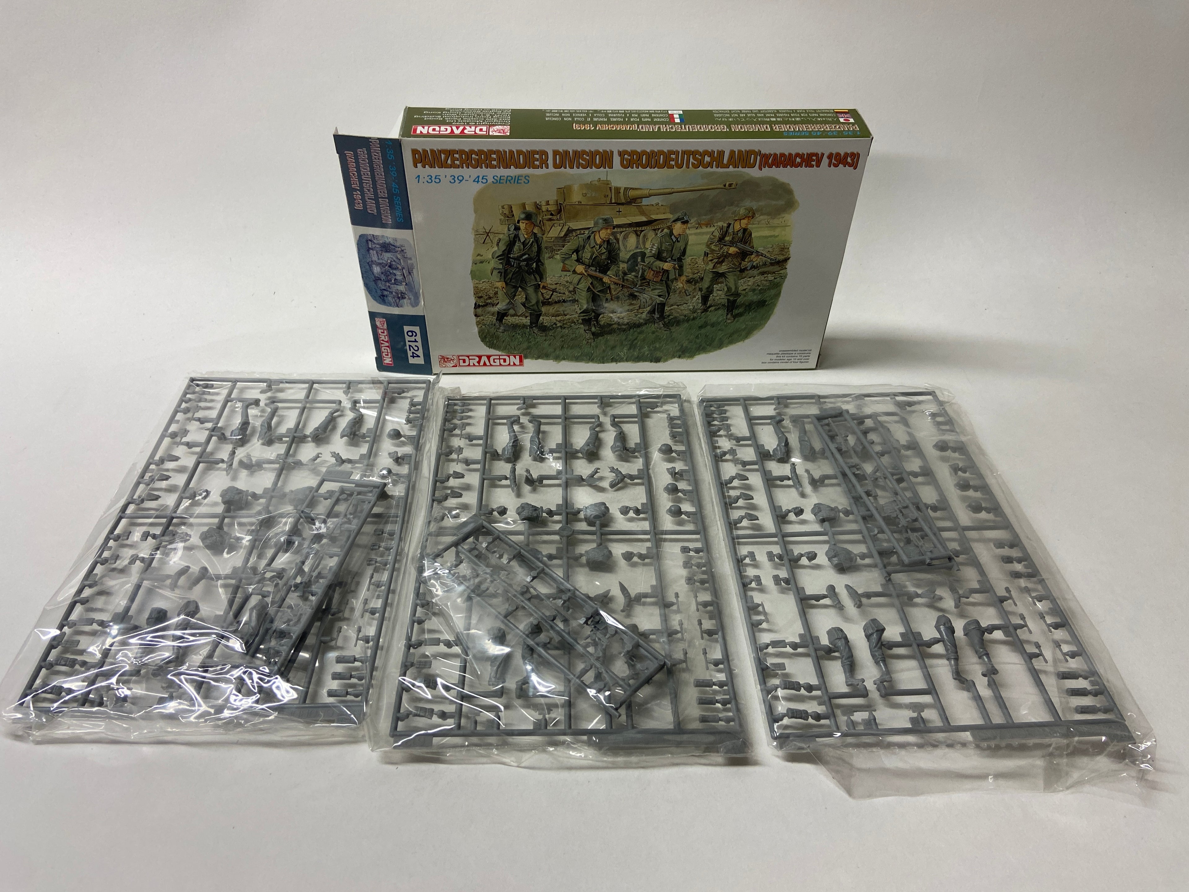 Dragon 1:35 3x Panzergrenadier Division 'Grossdeutschland' (Karachev 1943) (3 kits in doos) 6124