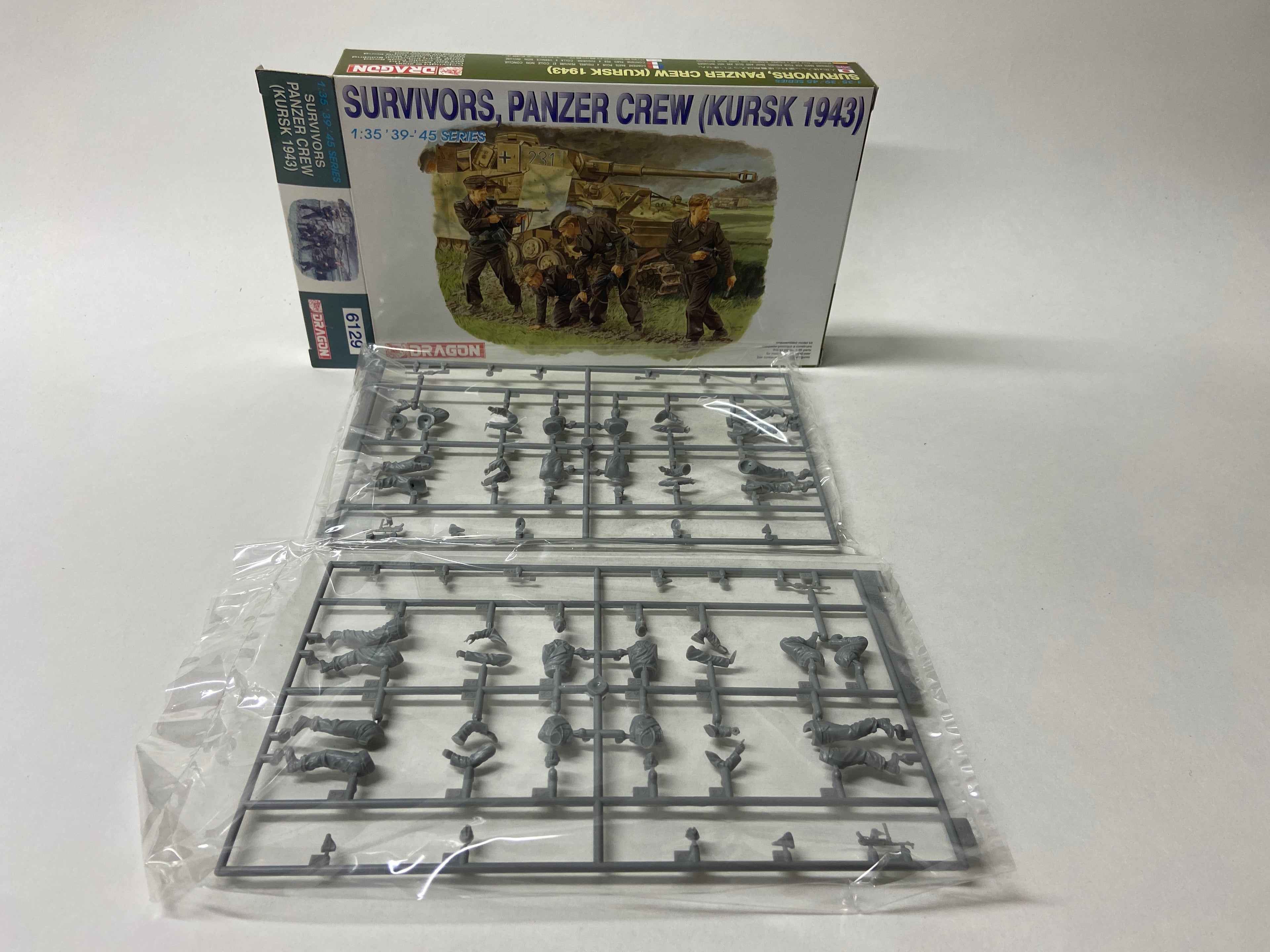 Dragon 1:35 2x Survivors, Panzer Crew (Kursk 1943) (2 kits in doos) 6129