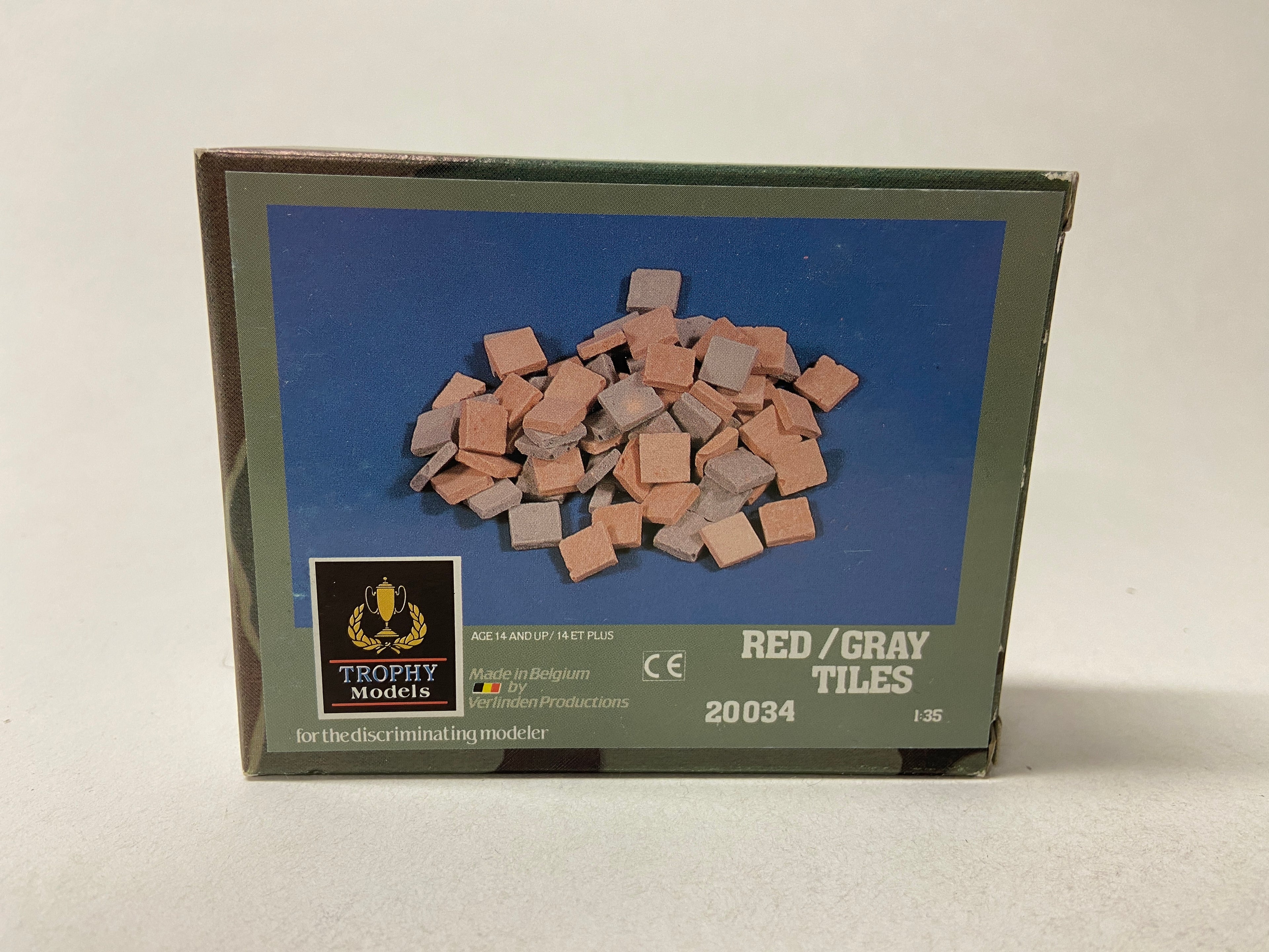 Trophy Models 1:35 Red/Gray Tiles 20034