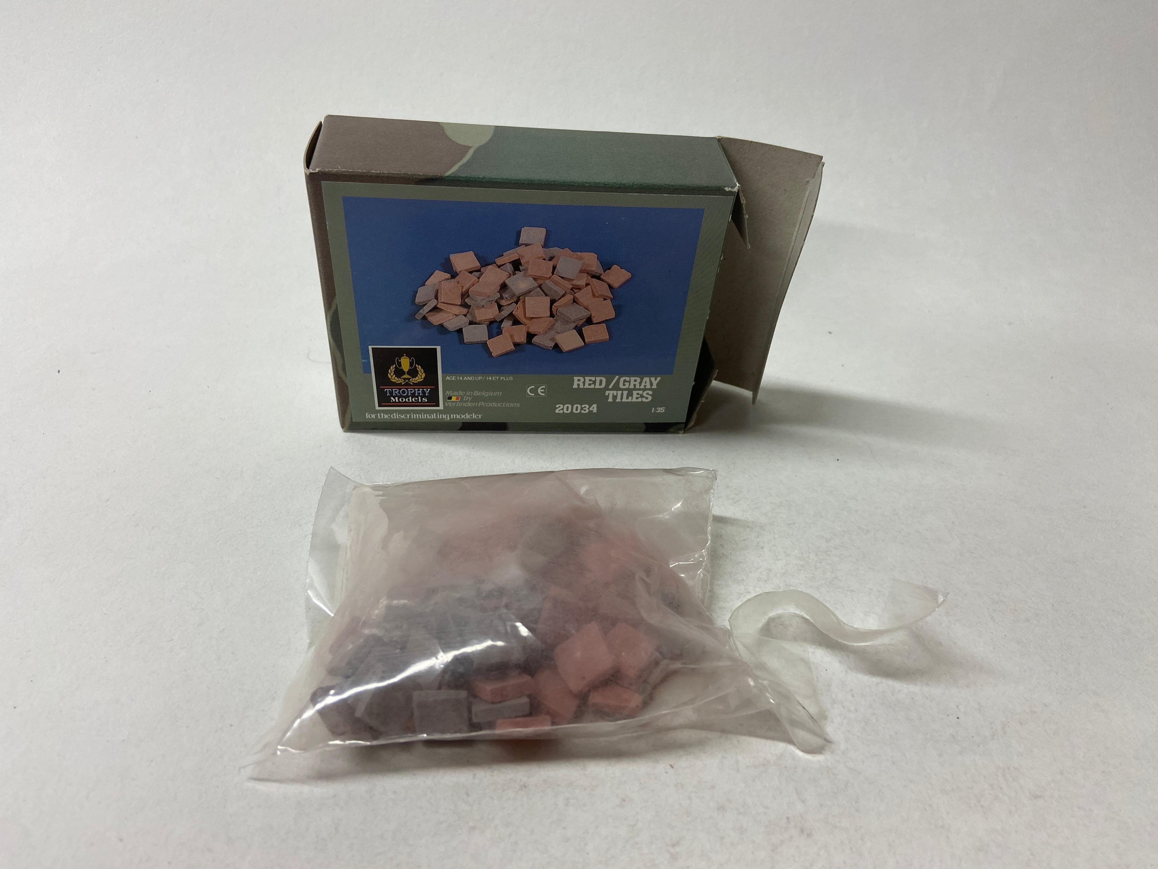 Trophy Models 1:35 Red/Gray Tiles 20034