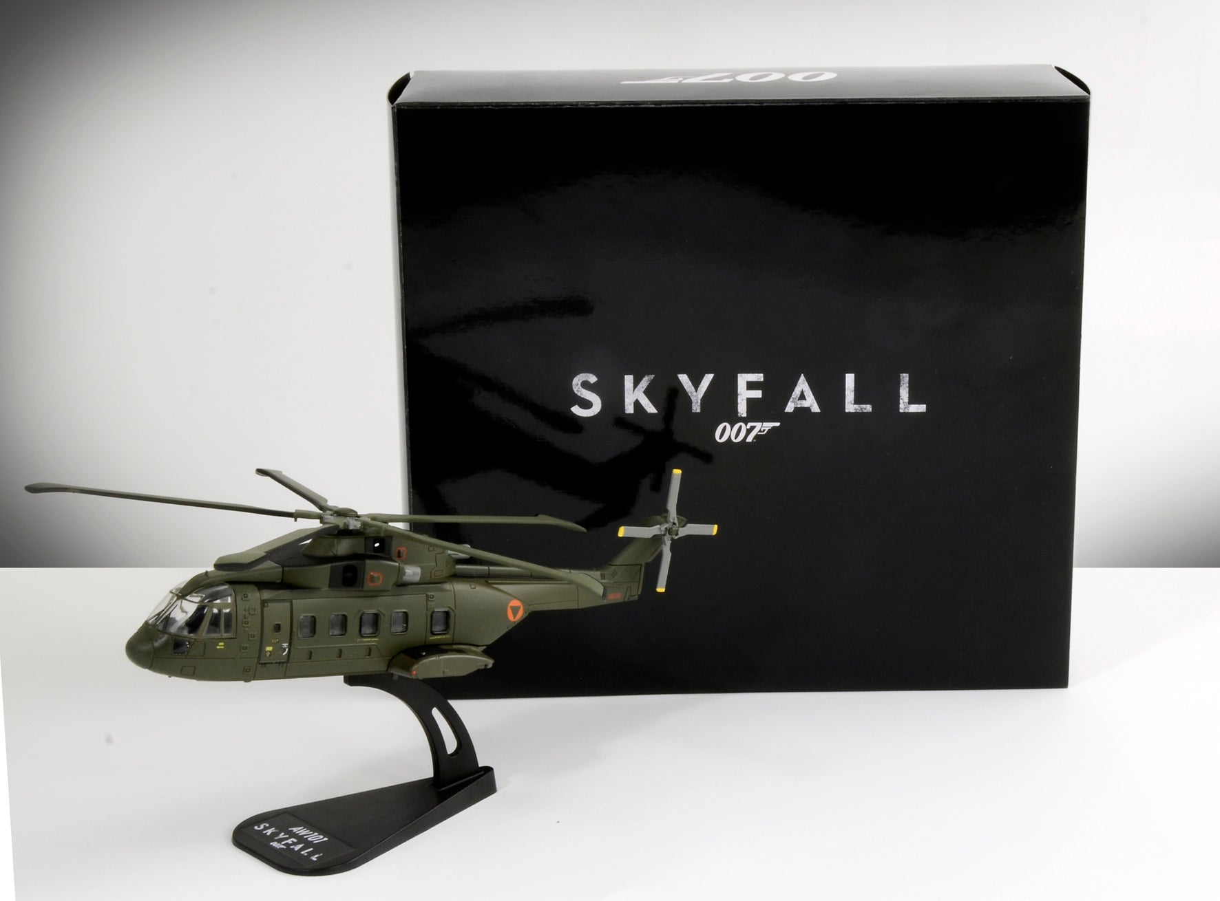 Italeri 1:100 AW 101 SKYFALL - Die Cast Model 48182
