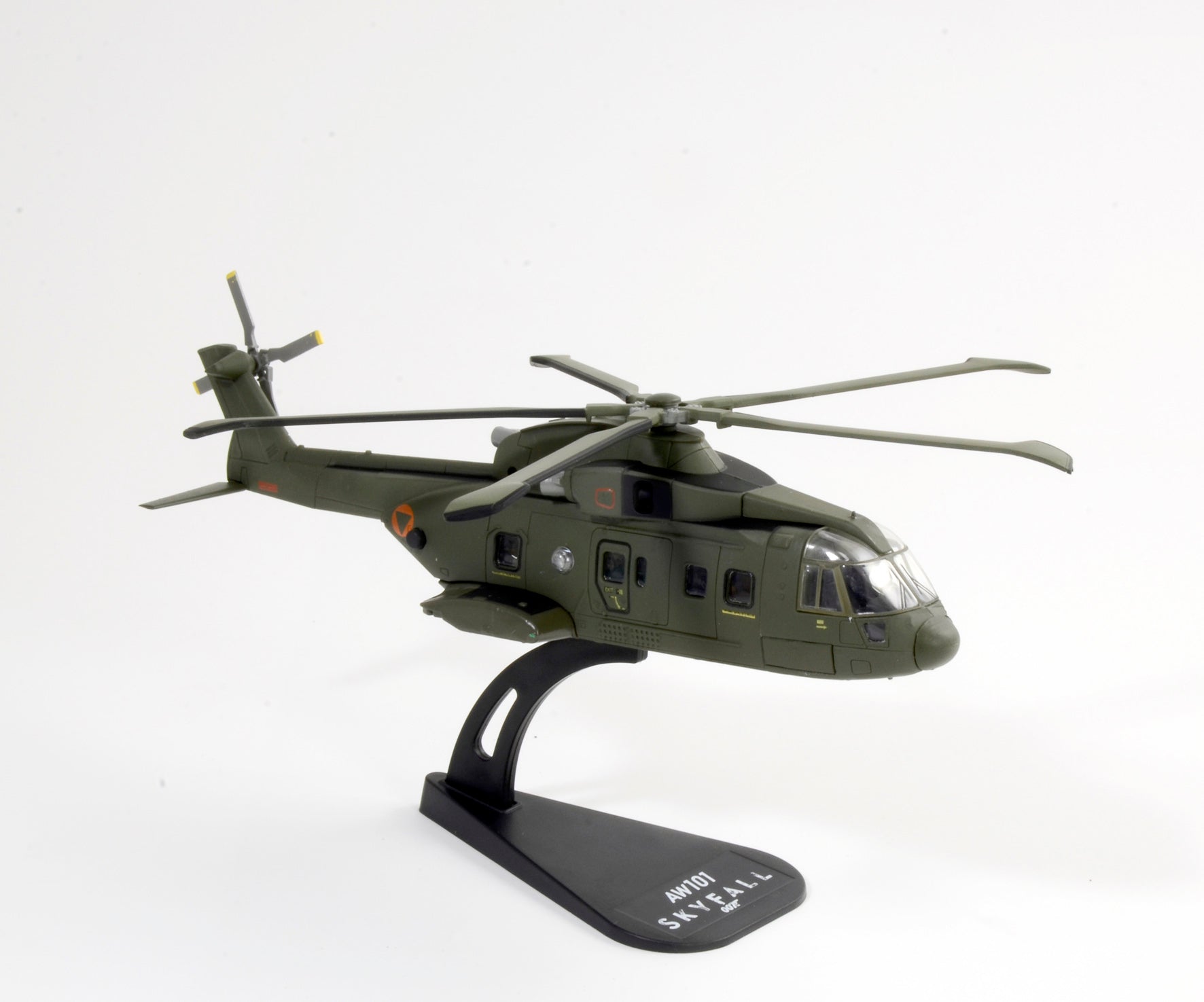 Italeri 1:100 AW 101 SKYFALL - Die Cast Model 48182