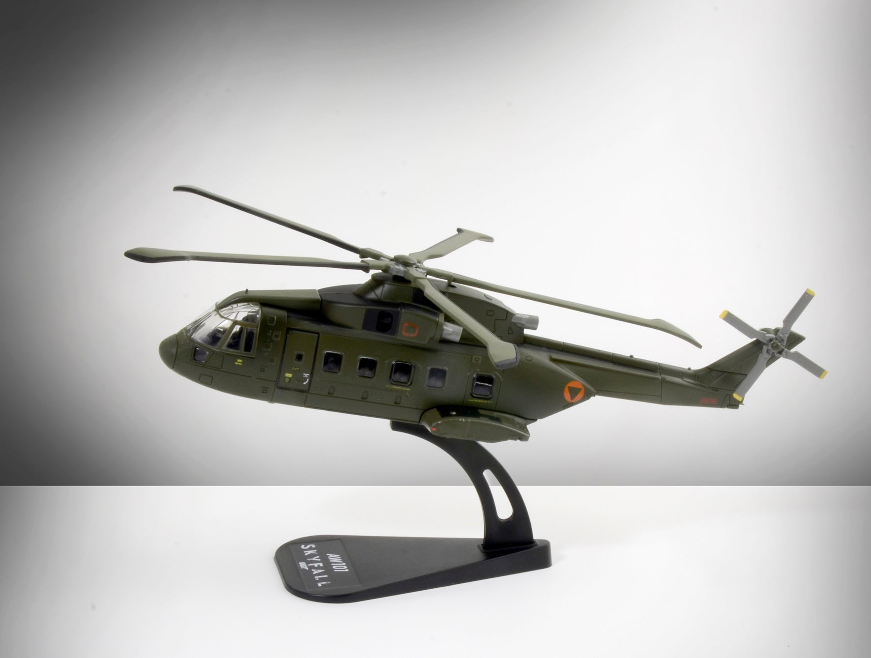 Italeri 1:100 AW 101 SKYFALL - Die Cast Model 48182