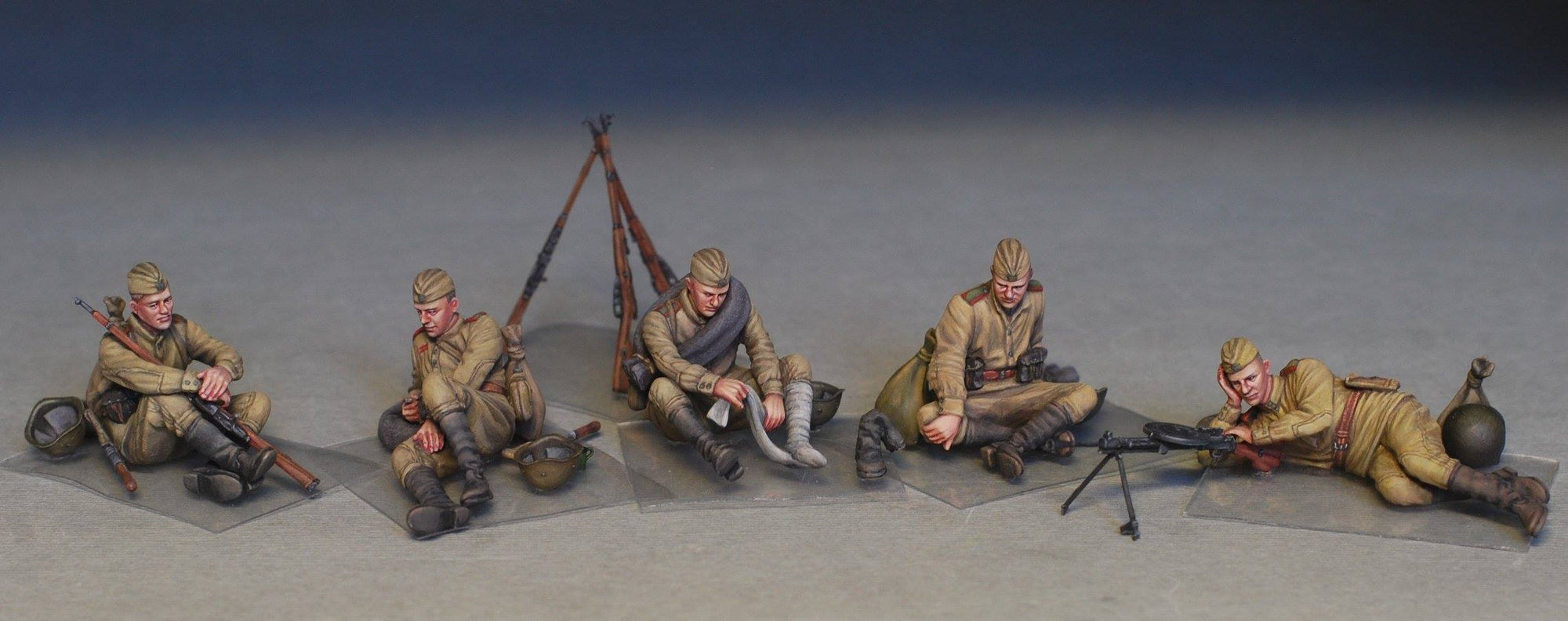 MiniArt 1:35 Soviet Soldiers Taking a Break 35233