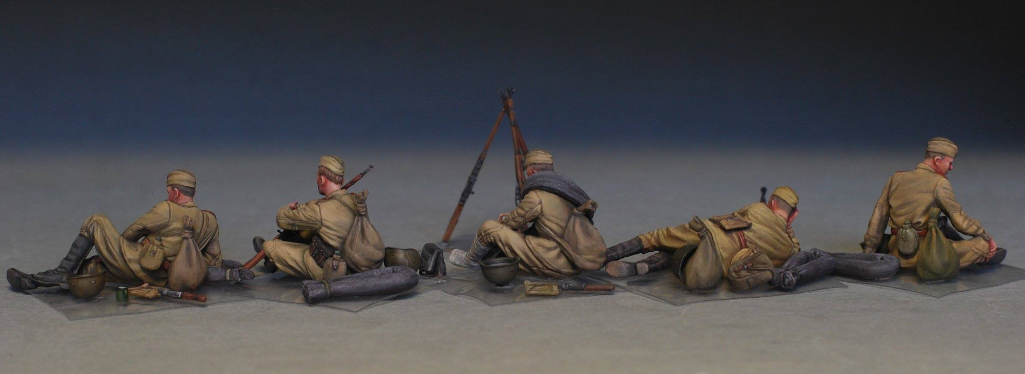 MiniArt 1:35 Soviet Soldiers Taking a Break 35233