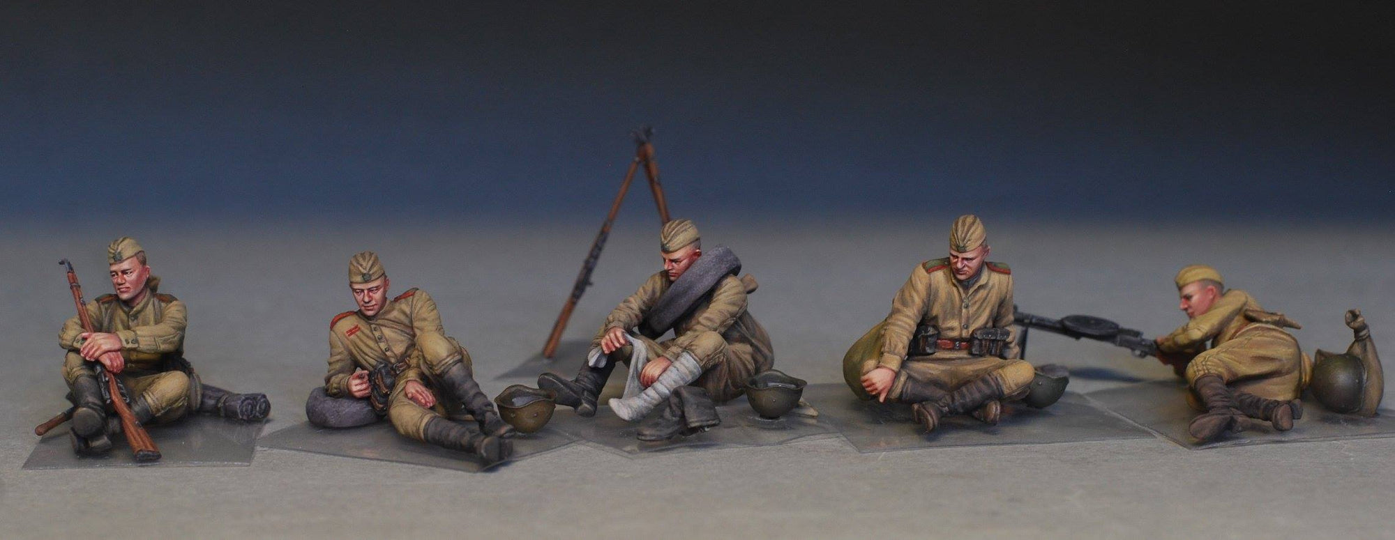 MiniArt 1:35 Soviet Soldiers Taking a Break 35233